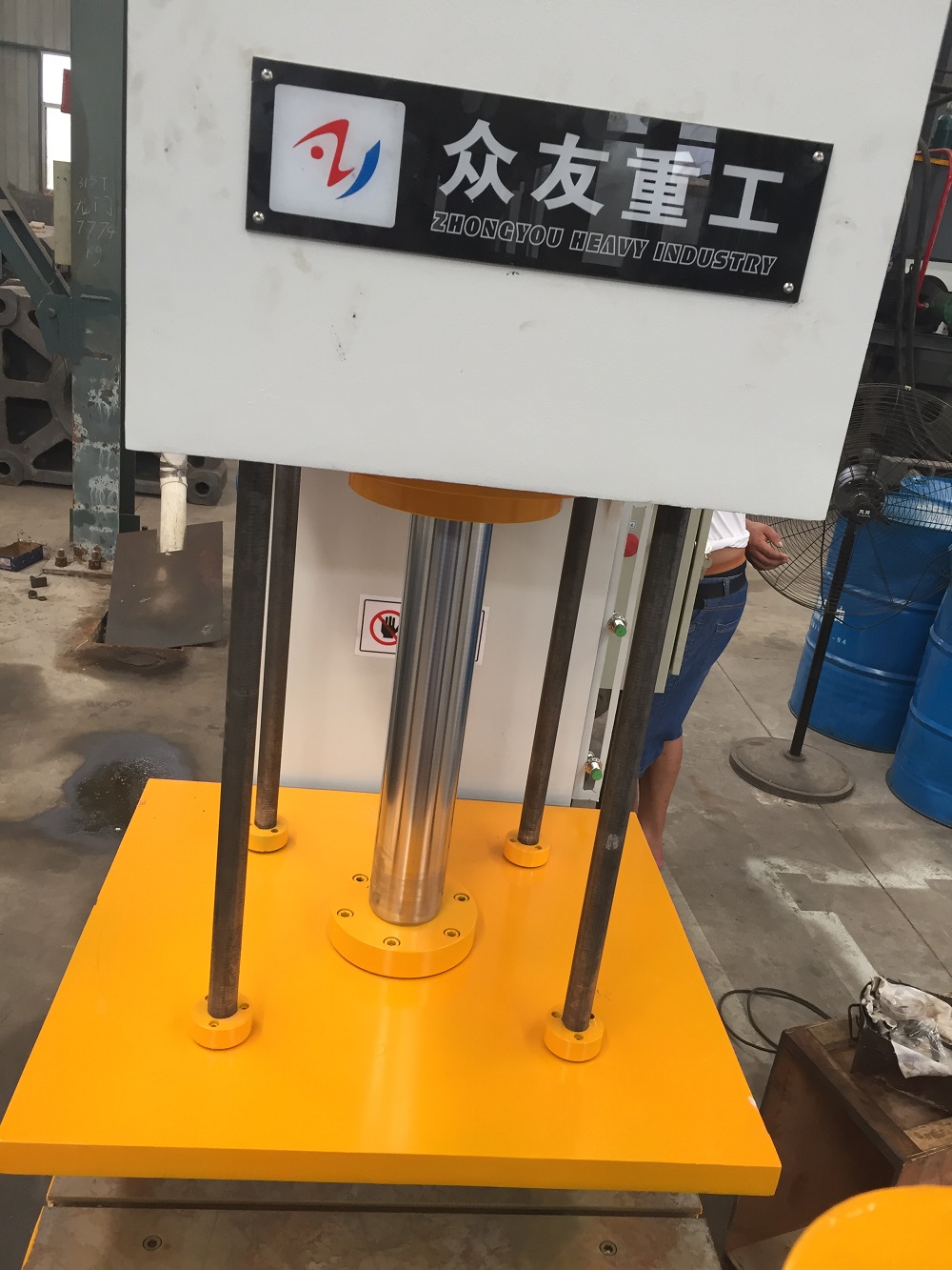 63噸帶導(dǎo)柱單柱子液壓機(jī) 63T單臂液壓機(jī)